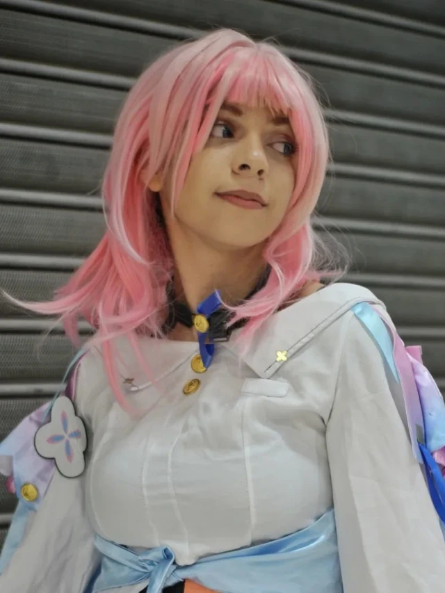Belo cosplay da Sete de Março, de Honkai Star Rail, da Gabriela