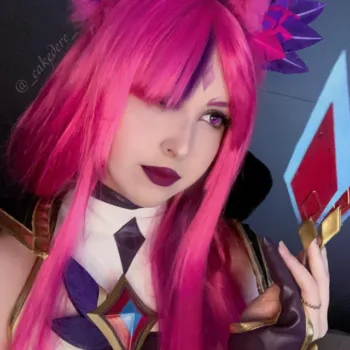 Belo cosplay da Xayah Guardiã Estelar, de League of Legends, da @cakedere Belo cosplay da Xayah Guardiã Estelar, de League of Legends, da Cakeras - capa 02