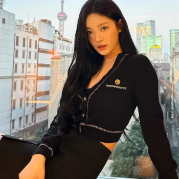 Ningning, do Aespa, com belo look com minissaia capa