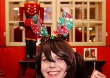 Belo cosplay casual da Hu Tao, de Genshin Impact, da Laura (com temática de Natal) - capa 01