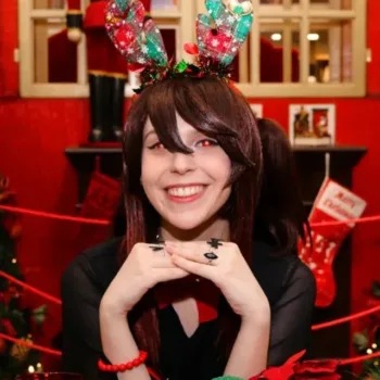 Belo cosplay casual da Hu Tao, de Genshin Impact, da Laura (com temática de Natal) - capa 01