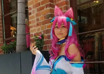 Veja o belo cosplay da Ahri Spirit Blossom, de League of Legends, da manutxr.s Belo cosplay da Ahri Spirit Blossom, de League of Legends, da manutx - capa