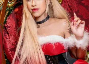 Belo cosplay natalino da Marin Kitagawa, de My Dress-Up Darling, da Victoria - capa 02