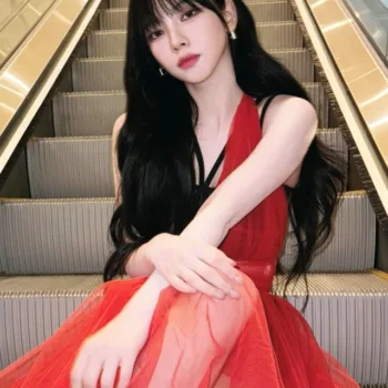 Karina, do Aespa, com belo look com vestido vermelho - capa