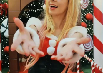 O belo cosplay natalino da Marin Kitagawa, de My Dress-Up Darling, da Maddie O belo cosplay natalino da Marin Kitagawa, de My Dress-Up Darling, da Maddie - capa 02