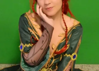 Triss Merigold, de The Witcher, neste belo cosplay da Savannah - capa 02