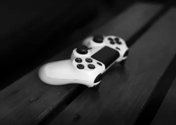 Vídeo mostra diferença de load times do PS4 PRO pro futuro PlayStation 5 Wallpaper Dual Shock Branco - PlayStation - Papel de Parede