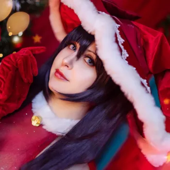 Genshin Impact: Belo cosplay natalino da Mona Belo cosplay natalino da Mona, de Genshin Impact - Vivian Lee capa 02