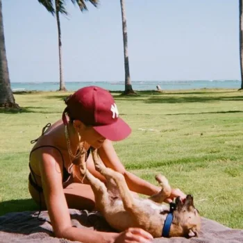 Fotos fofas de Bruna Marquezine com pet Bruna Marquezine - Foto fofa com pet capa 01