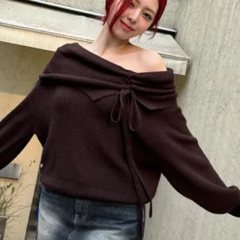 Look da YUNA, do ITZY, com blusa e minissaia jeans - capa