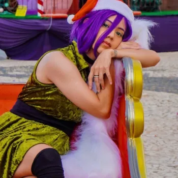 Reze, de Chainsaw Man, neste belo cosplay natalino da Tachibana - capa 02