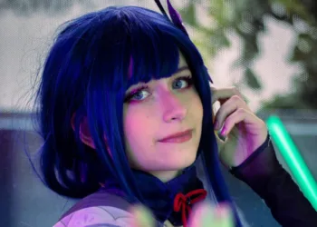 Shogun Raiden, de Genshin Impact, neste belo cosplay da Sora - capa 01