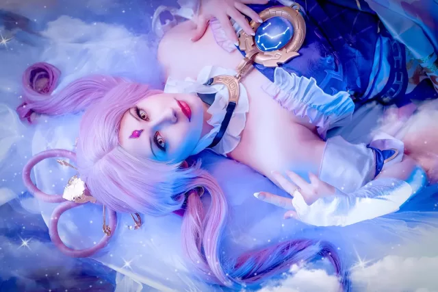 Fu Xuan, de Honkai Star Rail, neste belo cosplay da Vivian Lee