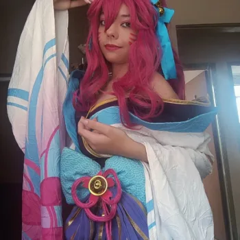 Ahri do Florescer Espiritual neste belo cosplay de League of Legends, da Asukiria Ahri do Florescer Espiritual neste belo cosplay de League of Legends, da asukiria - capa stories