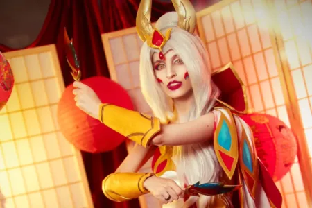 Belo cosplay da Xayah Fênix Corajosa Prestígio - League of Legends - capa 01