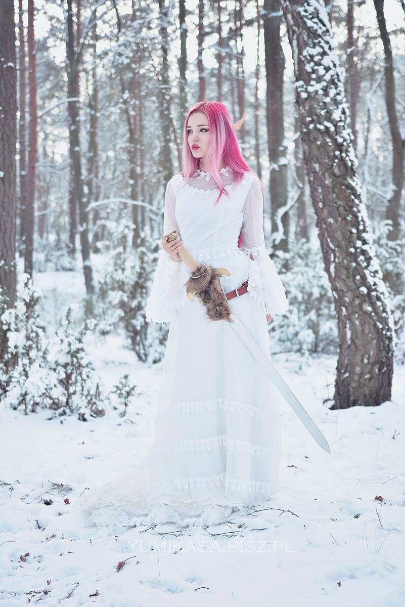 Cosplay de Elfa Guerreira com cabelos cor-de-rosa e Vestido Branco - Andrasta