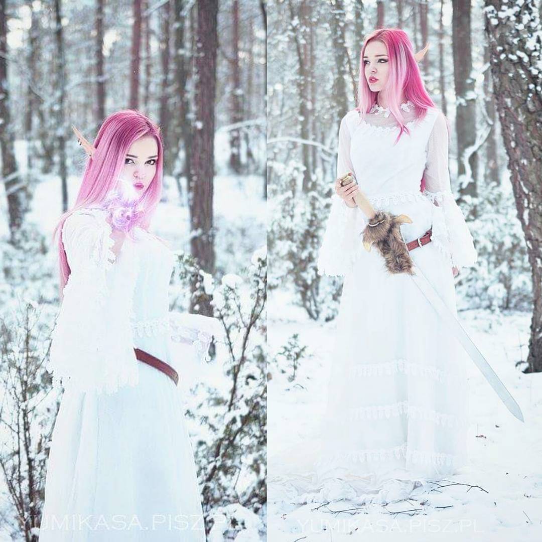 Cosplay de Elfa Guerreira e Maga com cabelos cor-de-rosa e Vestido Branco - Andrasta