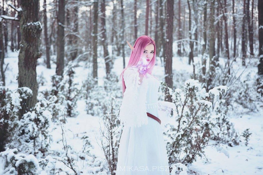Cosplay de Elfa Maga com cabelos cor-de-rosa e Vestido Branco - Andrasta