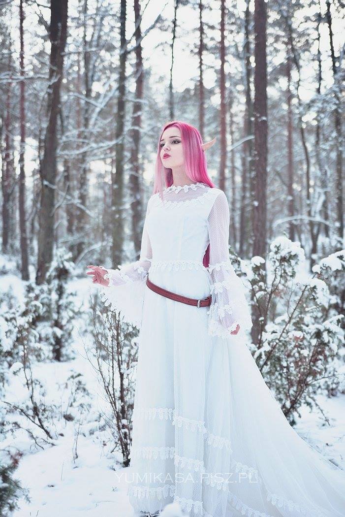 Cosplay de Elfa com cabelos cor-de-rosa e Vestido Branco - Andrasta