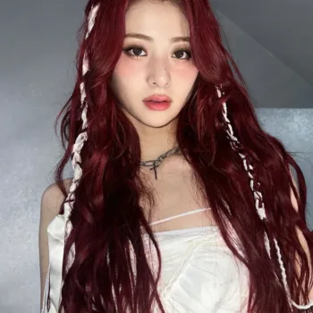 Belos looks de Huh Yun-jin, do Le Sserafim, com saias e vestidos Huh Yun-jin, do Le Sserafim - Foto capa 02