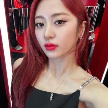 Huh Yunjin, do Le Sserafim, com belo vestido preto Huh Yunjin, do do Le Sserafim, com belo vestido preto - capa