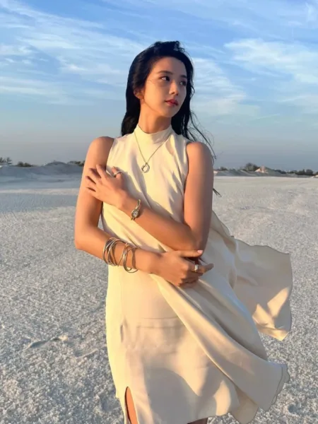 Jisoo com vestido branco capa