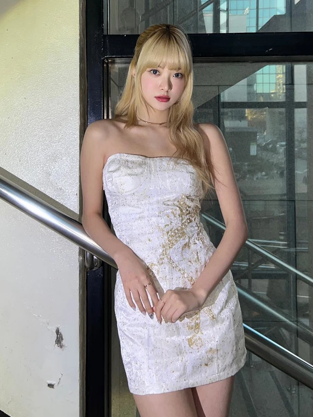 Lindo look de Hong Eun-chae, do Le Sserafim, com vestido branco