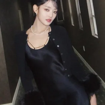 Minnie, do (G)I-DLE, com belo look com vestido preto - capa