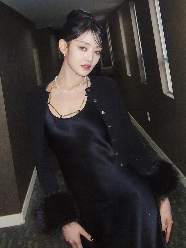 Minnie, do (G)I-DLE, com belo look com vestido preto