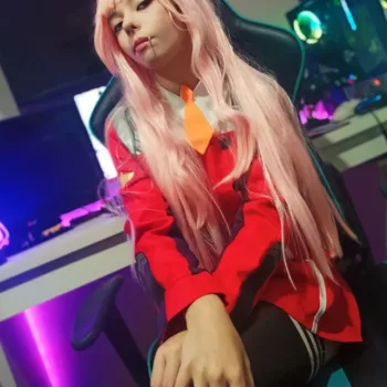 Zero Two, de Darling in The FRANXX, nesta bela caracterização da Ana lara Zero Two - Ana Iara capa 002