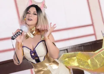 Cosplayer brasileira Kitsune Raposa faz belo cosplay da Ahri K/DA Prestígio, de League of Legends Belo cosplay da Ahri KDA Prestígio, de League of Legends, da Kitsune Raposa - capa 01