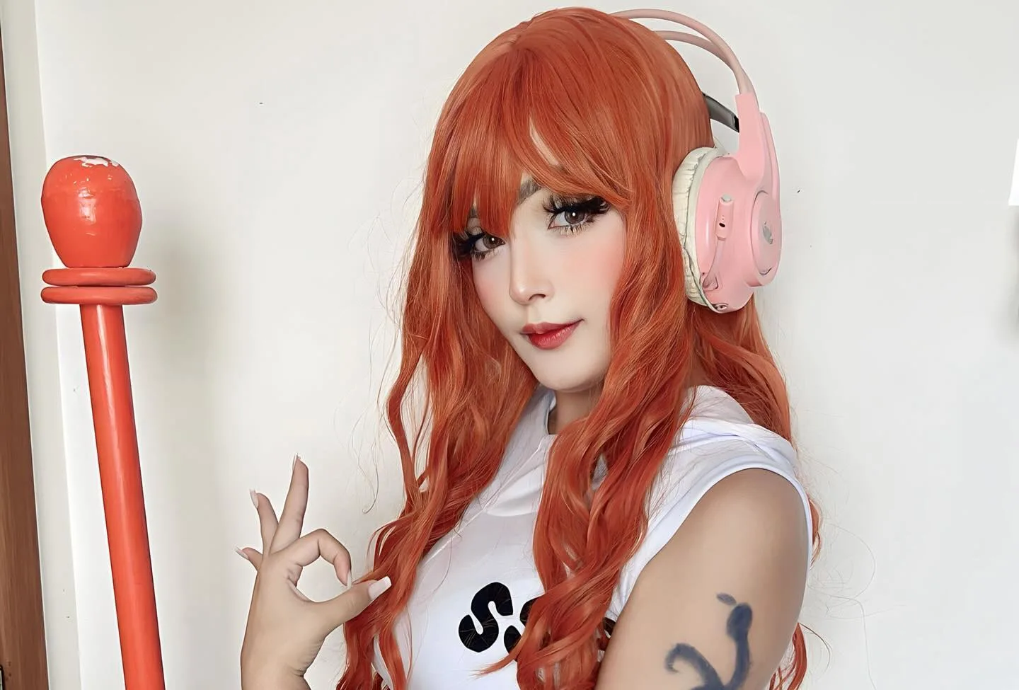 One Piece – Beautiful Nami Cosplay, from Egghead Arc Belo cosplay da Nami, de One Piece, da Mizu - Versão de Egghead - capa