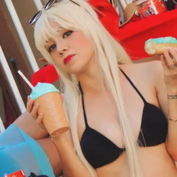 Sailor Vênus, de Sailor Moon, neste belo cosplay na versão pool party Belo cosplay da Sailor Vênus, de Sailor Moon, da Tachibana - capa