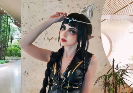 Belo cosplay da Shadowheart, de Baldur's Gate 3 - Alice Dias capa