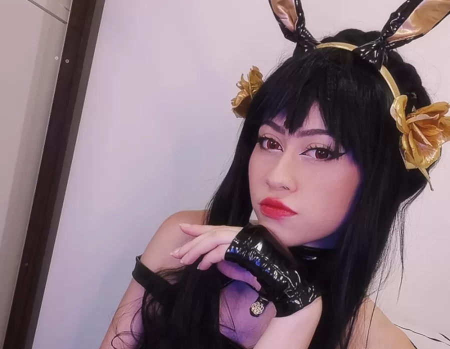 Belo cosplay temático da Yor Forger, de Spy x Family, da Misa