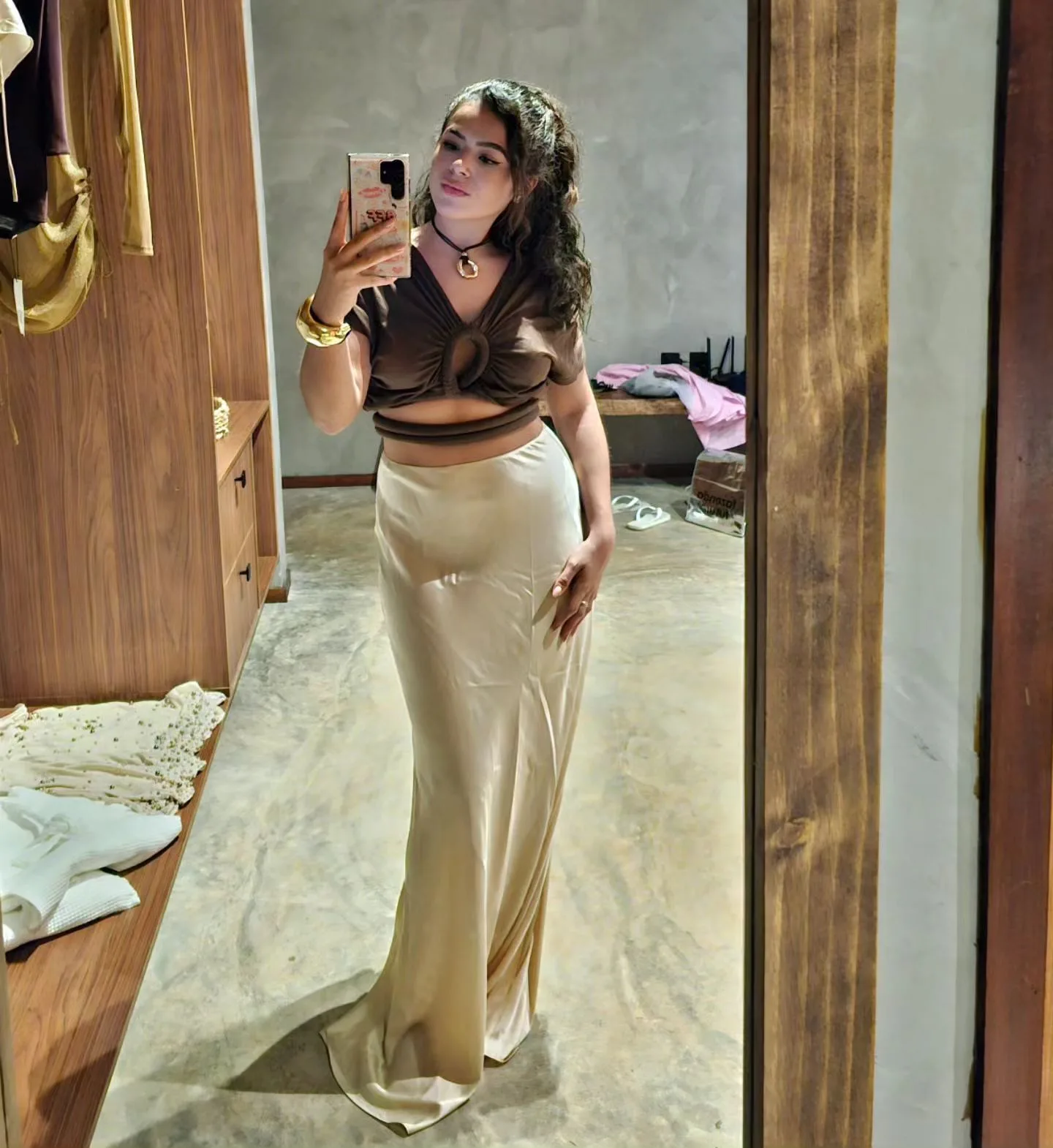 Belo look de Maisa Silva com cropped e saia longa 01