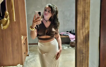 Belo-look-de-Maisa-Silva-com-cropped-e-saia-longa-capa-001