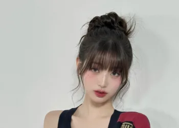 Wonyoung, do IVE, divulga fotos usando belo look da Miu Miu com minissaia Belo look de Wonyoung, do IVE - capa