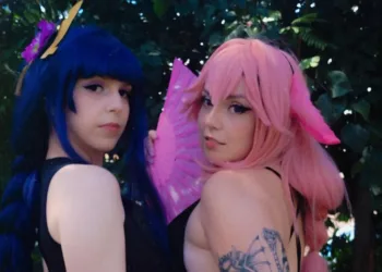 Genshin Impact: Belos cosplays da Shogun Raiden e Yae Miko, nas versões pool party Belos cosplays da Shogun Raiden e Yae Miko, nas versões pool party - Genshin Impact - capa