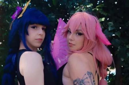 Belos cosplays da Shogun Raiden e Yae Miko, nas versões pool party - Genshin Impact - capa