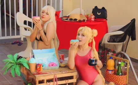 Cosplays - Tsukino Usagi e Aino Minako, de Sailor Moon, em versões pool party - capa