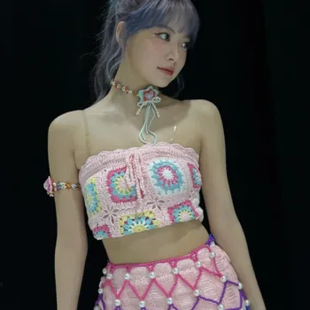 Hong Eunchae, do Le Sserafim, divulga belo look com top cropped e saia rosa - capa stories