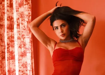 Dama de Vermelho: Jade Picon usa looks com vestido e saia vermelha Jade-Picon-Dama-de-Vermelho-capa 01