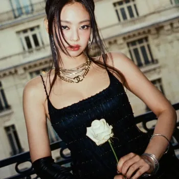 Jennie com belo vestido, na Paris Fashion Week - capa