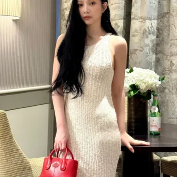 Joy, do Red Velvet, com lindo vestido branco capa
