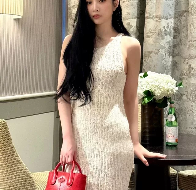 Joy, do Red Velvet, com lindo vestido branco capa