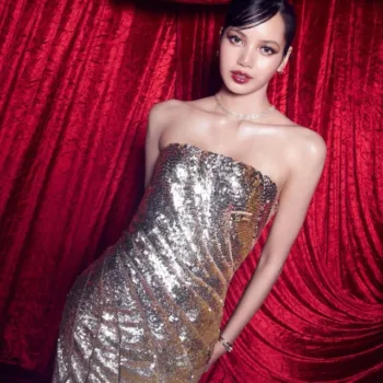 Lisa, do Blackpink, comemora aniversário de 27 anos com look dourado - capa 01