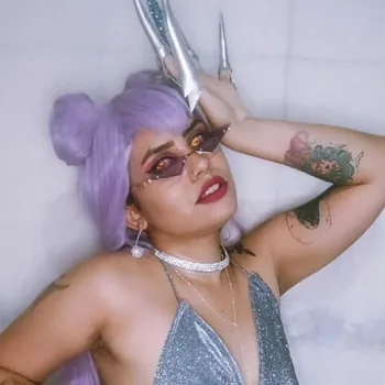 O belo cosplay da Evelynn KDA, de League of Legends, com belíssimo vestido prateado - capa 01