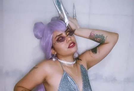 O belo cosplay da Evelynn KDA, de League of Legends, com belíssimo vestido prateado - capa 01