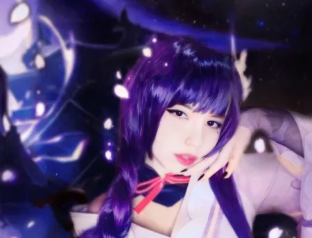 O belo cosplay da Shogun Raiden, de Genshin Impact, da Julia - capa 01